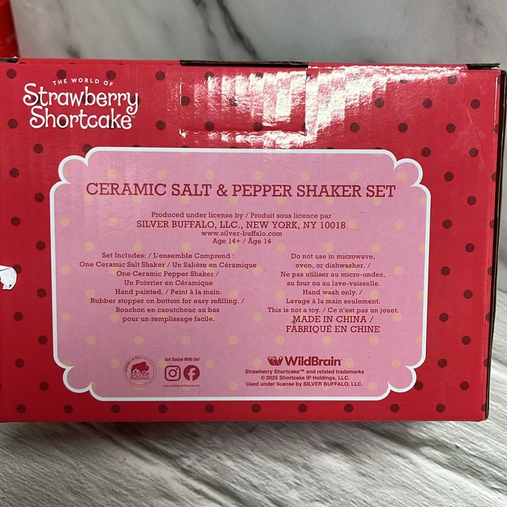 NIB Strawberry Shortcake Ceramic Salt & Pepper Shaker Set - Picture 4 of 5